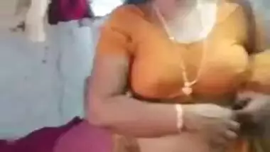 XXX Desi52 Porn - Yellow Saree Aunty Exposing