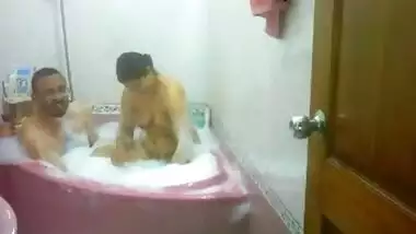 Indian porn video of desi couple enjoy bath together