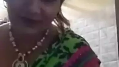 Desi aunty in kitchen