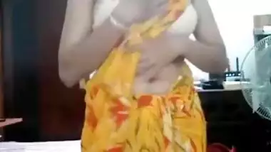 Desi Yellow Saree Aunty On Cam Chat Nipple Squezing Hard Removing Bra
