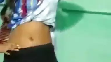 sexy desi gf lifting salwar and showing her sexy naval dance