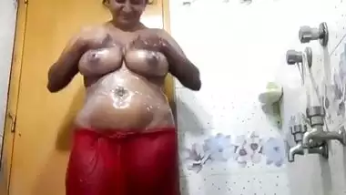 MILF nude bath viral video taken for lover