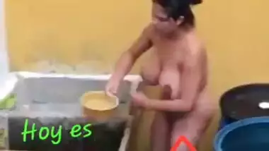 Sexy Aunty Shaving Pussy While Bathing In Open