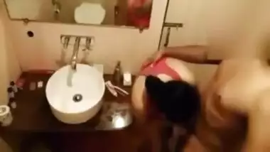 Juicy Affair Between Rich Bhabhi & Devar Caught In Bathroom