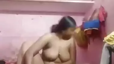 Super horny Desi XXX bitch masturbating her pussy with dildo on cam