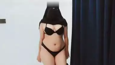Big ass hijabi slut strips naked in Pakistani porn