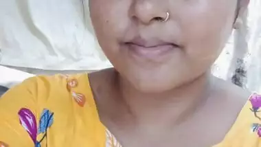 Sexy Desi Girl Showing Her Boobs and Pussy Part