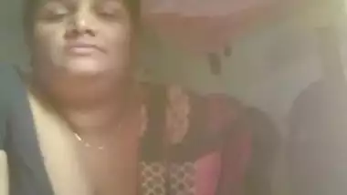 Middle-aged whore of India gladly takes her XXX tits out of clothes