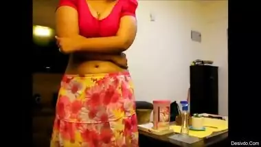 beautiful indian bhabhi giving husband a handjob