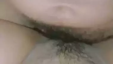 A young guy fills his cum in his GF’s deep cunt