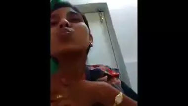 Sexy Bengali Bhabhi Shows Off Boobs On Webcam