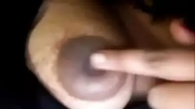 Desi bhabi show her boob nipple