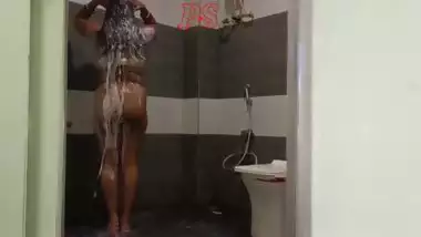 Indian desi bhabhi bathroom shower and fingerings video
