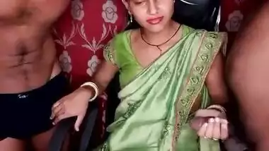 Girl in green saree and black bra boobs exposed by two men