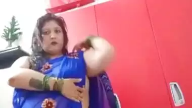 Sexy bhabhi Boob Visable in Sare