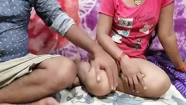 Desi Bhabhi Ko Devar Ne Khet Me Lekar Choda