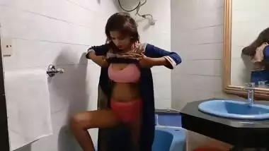 Desi Gf in bathroom bf recorded whole story