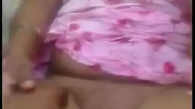 Indian aunty with bald pussy caught outdoor by lover in Desi mms clip