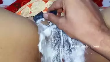 Hindi guy shaves GF's Desi XXX pussy preparing it for hot chudai