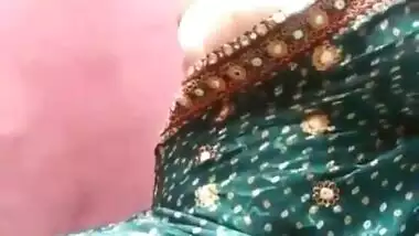 Horny desi bhabhi showing boobs on live in Green saree with Clear audio n moaning