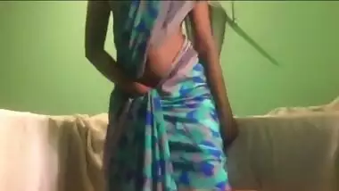 Sri lankan office leaked video prt2 සාරිය ගලවන ගමන් ගත්ත සැප