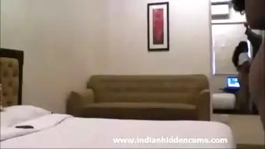 Tamil desi aunty ne pardosi ka land choos kar chut marwai