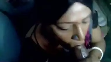 Indian mature aunty blowjob in train