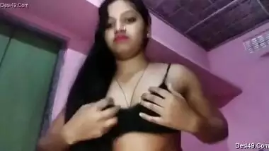 Indian amateur sex model exposes her XXX tits in a solo sex clip