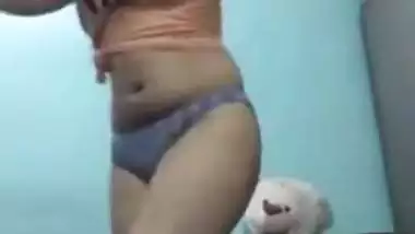 Desi nude girl strips and dances erotically on camera