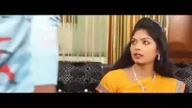 Mallu bhabhi seducing her guest showing hot navel