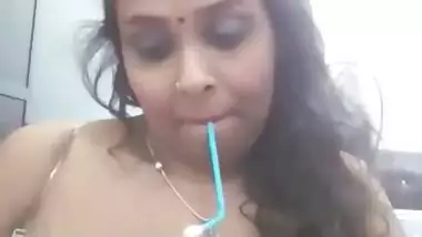 Desi Bhabhi Enjoying Smoke