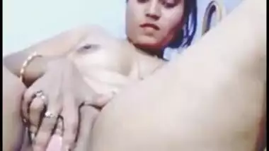 Indian bhabi fing her hot puussy and make video