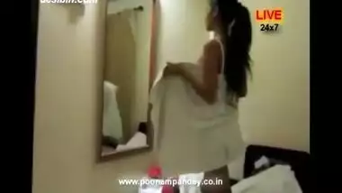 Poonam Pandey Mirror Action