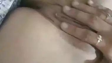 Sexy lady records her nude MMS while fingering