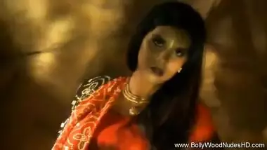 Indian Babe Dances Around Teasing Her Body