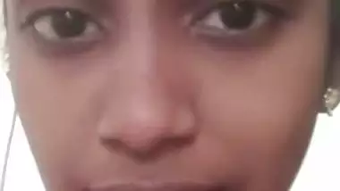 Slim married Tamil wife sharp boobs showing viral MMS