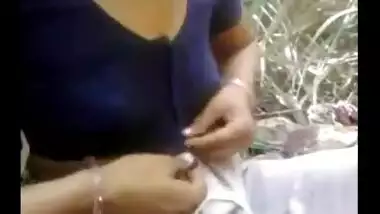 Indian desi village aunty fucking outdoors in open fields!