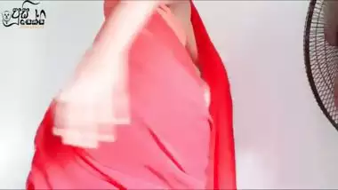 Indian desi girl showing off boobs in saree