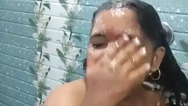 Busty mature wife bathing nude video