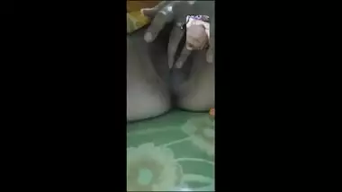 Desi bhabi fingering pussy video call