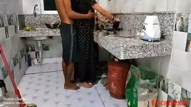 Indian Desi Maid Kitchen Main Khana Bna Rhi Thi Budhe Man Ne Thok Di