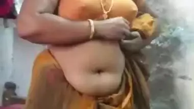 Cheating desi chubby aunty in saree strip for boyfriend