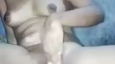 Desi village wife fing her pussy