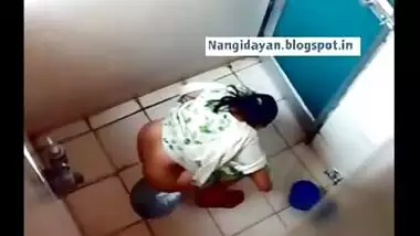 Mumbai Girls get recorded while peeing