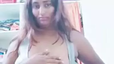 Desi webcam model is master of temptation and proves skills online