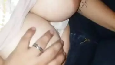 Pumping boobs of Pakistani Bhabhi inside car