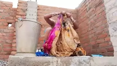 Indian nude video of a big boob bhabhi bathing outdoor