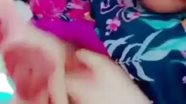 Chubby Lahore girl exposes naked in Pakistani xxx video