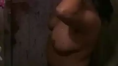 Hot MMS Of Busty Desi Aunty Bathing