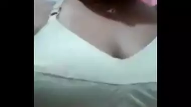 Desi mami Mitu Showing her boobs 